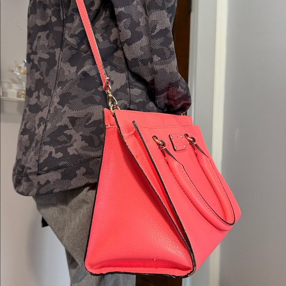 Kate Spade EUC coral pebble, leather satchel bag. Cross/removeable strap - Picture 4 of 11